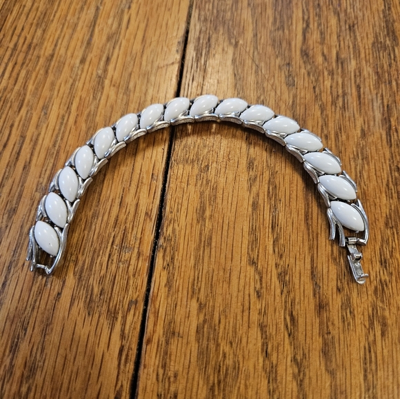 Trifari Vintage Bracelet Silver and White Thermoset clasp - Picture 2 of 3